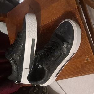 Kendall + Kylie Tyler Star Sneakers in Black